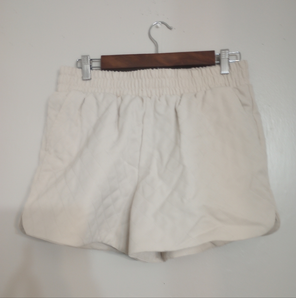 Forever 21 Women's Quilted Shorts NWT - Picture 2 of 6